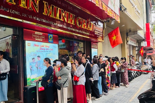 Sau khi bất ngờ "đóng cửa", Bảo Tín Minh Châu tiếp tục "điệp khúc" khách hàng tấp nập xếp hàng chờ giao dịch