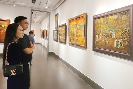 Lưu giữ vẻ đẹp đất nước trong những nét màu