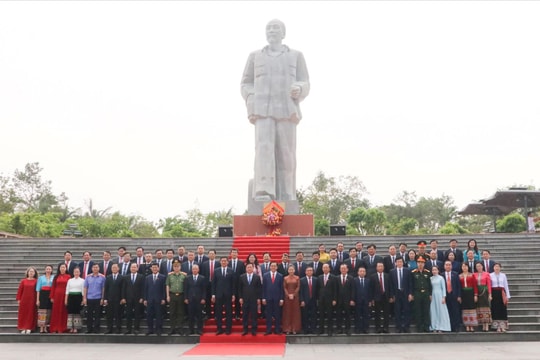 Dâng hoa tưởng niệm Chủ tịch Hồ Chí Minh trước Kỳ họp thứ Nhất, HĐND tỉnh Khóa XIX