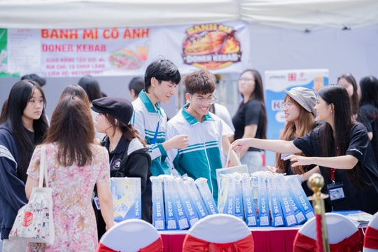 Hơn 2.500 học sinh tới Trường Đại học Ngoại thương trải nghiệm ngành học và hoạch định lộ trình vào đại học