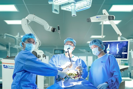 Việt Nam lần đầu ứng dụng Robot AI thay khớp chủ động hoàn toàn