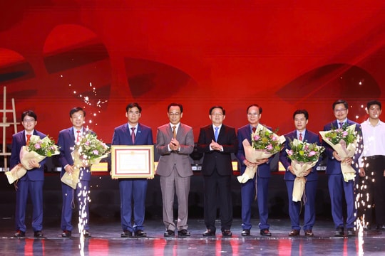 Trường Đại học Luật TP. Hồ Chí Minh đón nhận Huân chương Lao động hạng II