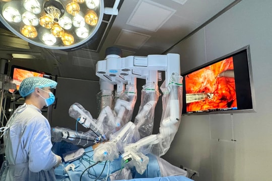 10 năm vượt ung thư giai đoạn cuối, bệnh nhân “hồi sinh” nhờ phẫu thuật robot