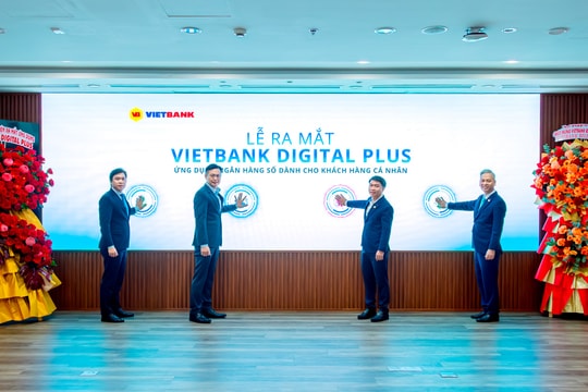 "Lắc" điện thoại để chuyển tiền: Trải nghiệm gây sốt trên nền tảng số mới của Vietbank