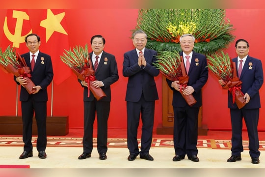 Tổng Bí thư Tô Lâm trao Huân chương Quân công và Huy hiệu Đảng tặng các đồng chí lãnh đạo, nguyên lãnh đạo