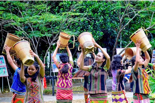 "Sắc màu văn hóa các dân tộc Việt Nam" giữa Thủ đô