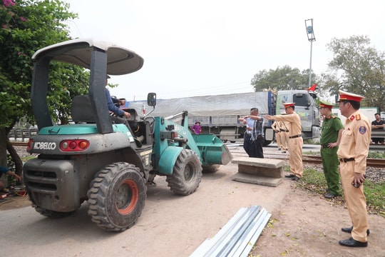 CSGT Hà Nội xóa 41 lối đi tự mở, bảo đảm hành lang an toàn đường sắt