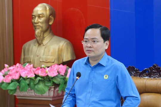 Tăng cường giáo dục chính trị và pháp luật cho người lao động