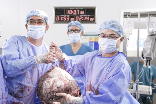 Kỳ tích ngoại khoa: Phẫu thuật thành công khối u xơ tử cung khổng lồ gần 12kg, bảo tồn khả năng sinh cho sản phụ