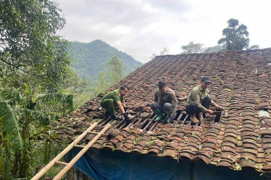 Cao Bằng: Công an xã Minh Khai hỗ trợ người dân khắc phục hậu quả mưa đá