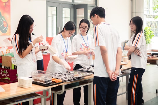 Học sinh Hà Nội - Amsterdam xây “công viên bánh kẹo", gây quỹ từ thiện trao tặng trẻ em khó khăn