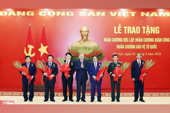 Lễ trao tặng Huân chương cao quý cho các đồng chí lãnh đạo Đảng, Nhà nước và cán bộ cấp cao