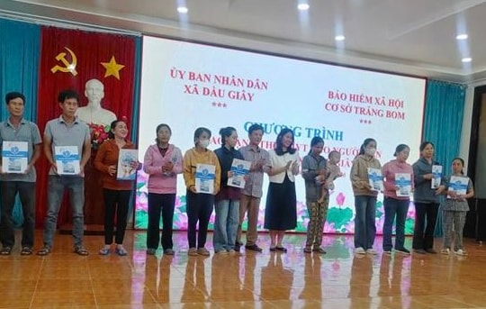 BHXH cơ sở Trảng Bom, Đồng Nai: Trao tặng thẻ BHYT đến người dân có hoàn cảnh khó khăn