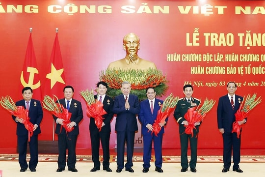 Trao tặng Huân chương cao quý cho các lãnh đạo Đảng, Nhà nước và cán bộ cấp cao