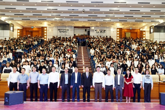 Hàng nghìn học sinh THPT hào hứng trải nghiệm “Một ngày là sinh viên Kinh tế Quốc dân”