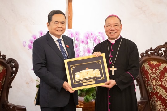 Chủ tịch Quốc hội Trần Thanh Mẫn thăm, chúc mừng Tổng Giáo phận Hà Nội
