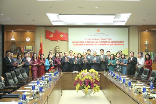 Phó Chủ tịch Quốc hội Nguyễn Khắc Định dự Lễ bàn giao công việc của Chủ nhiệm Ủy ban Pháp luật và Tư pháp