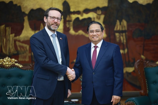 PM Pham Minh Chinh hosts UK Ambassador