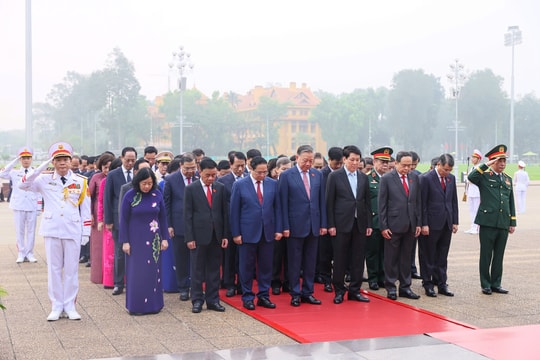 Lãnh đạo Đảng, Nhà nước và các đại biểu Quốc hội vào Lăng viếng Chủ tịch Hồ Chí Minh