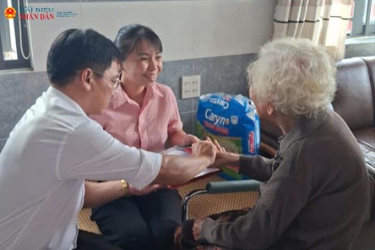 Đồng Tháp: Cán bộ đến tận nhà hỗ trợ người già thực hiện thủ tục hành chính