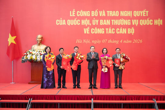 Chủ tịch Quốc hội Trần Thanh Mẫn chủ trì Lễ công bố và trao các Nghị quyết về công tác cán bộ