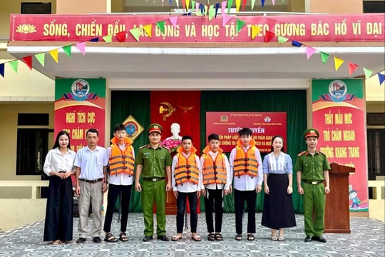 Thực hành kỹ năng cứu nạn cứu hộ và phòng chống đuối nước cho học sinh