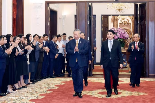 Top leader meets Presidential Office staff after assuming presidency