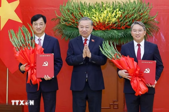 Trao quyết định bổ nhiệm Trưởng ban Tổ chức Trung ương và Chánh Văn phòng Trung ương Đảng