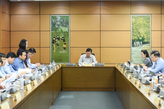 Phân quyền nhưng “không thể thả nổi”