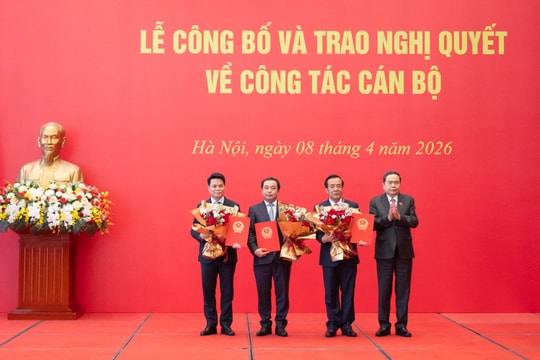 Chủ tịch Quốc hội Trần Thanh Mẫn trao Nghị quyết về chuyển sinh hoạt Đoàn ĐBQH và phê chuẩn Trưởng Đoàn ĐBQH