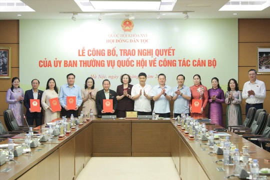 Hội đồng Dân tộc tổ chức công bố, trao Nghị quyết của Ủy ban Thường vụ Quốc hội về công tác cán bộ