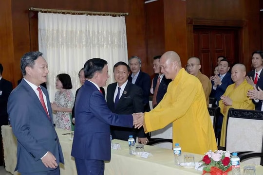 Thường trực Ban Bí thư gặp gỡ cán bộ Đại sứ quán và cộng đồng người Việt tại Lào