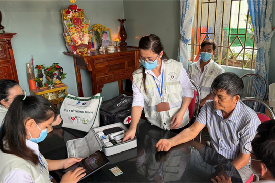 TP. Hồ Chí Minh: Người dân được bác sĩ đến tận nhà chăm sóc sức khỏe