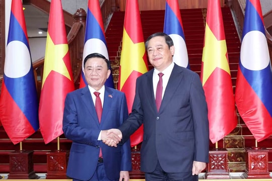 Thường trực Ban Bí thư Trần Cẩm Tú hội kiến Thủ tướng Lào