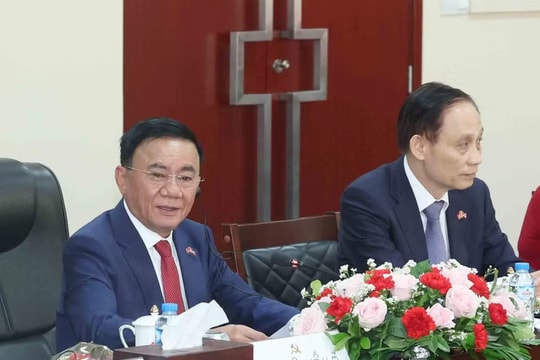 Thường trực Ban Bí thư Trần Cẩm Tú chứng kiến Lễ trao các văn kiện hợp tác Việt Nam - Lào