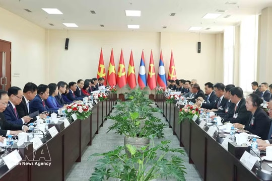 Permanent member of Party Central Committee’s Secretariat holds talks with Lao counterpart