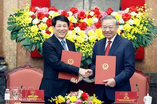 Task handover ceremony held between Party General Secretary, State President To Lam and former State President Luong Cuong