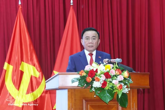 Key Party official meets with Vietnamese representatives in Laos