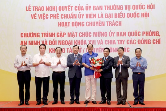 Trao Nghị quyết của Ủy ban Thường vụ Quốc hội phê chuẩn Ủy viên là ĐBQH hoạt động chuyên trách tại Ủy ban Quốc phòng, An ninh và Đối ngoại