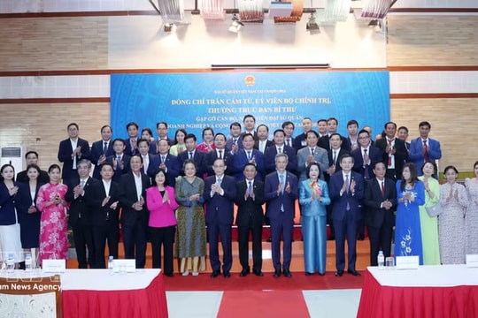 Senior Party official meets with representatives of Vietnamese community in Cambodia