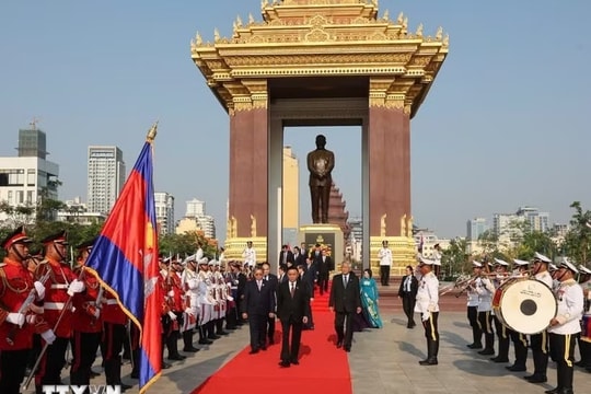 Thường trực Ban Bí thư Trần Cẩm Tú đặt vòng hoa tưởng niệm tại Campuchia