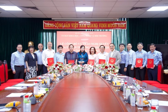 Ủy ban Khoa học, Công nghệ và Môi trường trao Nghị quyết của Ủy ban Thường vụ Quốc hội về công tác cán bộ