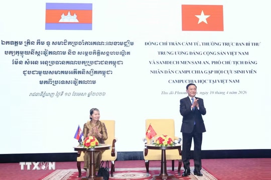 Thường trực Ban Bí thư Trần Cẩm Tú gặp gỡ Hội cựu sinh viên Campuchia