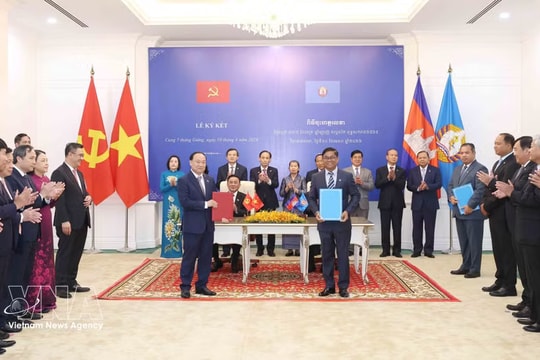 Senior Vietnamese Party official witnesses exchange of Vietnam–Cambodia cooperation documents
