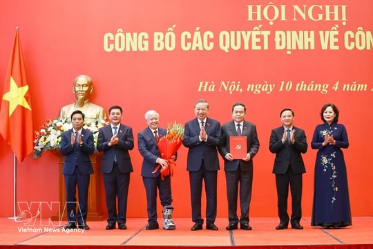 Top leader hands over Politburo decision on NA Party Committee for 2025–2030 term