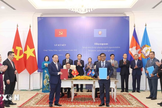 Thường trực Ban Bí thư Trần Cẩm Tú chứng kiến Lễ trao các văn kiện hợp tác Việt Nam-Campuchia