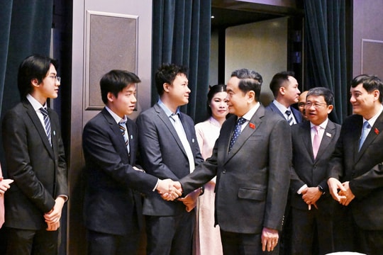 Chủ tịch Quốc hội Trần Thanh Mẫn gặp mặt sinh viên và các lưu học sinh tiêu biểu của Việt Nam ở Italia