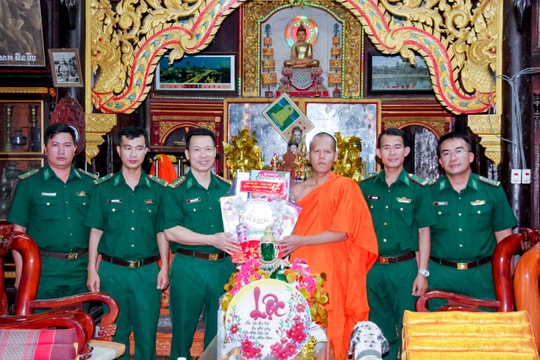 Bộ đội Biên phòng Cần Thơ thăm tặng quà các chùa Khmer