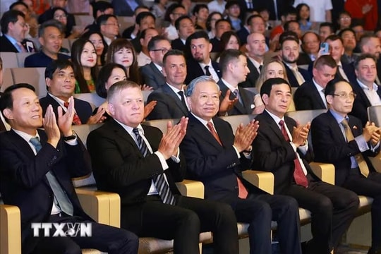 Tổng Bí thư, Chủ tịch nước Tô Lâm và Thủ tướng Slovakia dự hòa nhạc hữu nghị Việt Nam-Slovakia