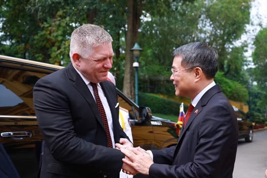 Thủ tướng Lê Minh Hưng chủ trì Lễ đón Thủ tướng Slovakia thăm chính thức Việt Nam